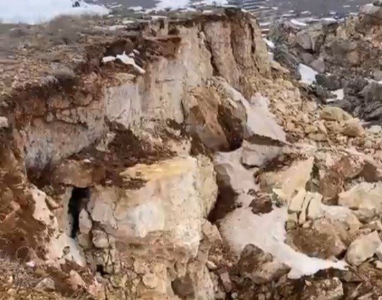 Malatya'da deprem dağı ortadan ikiye böldü