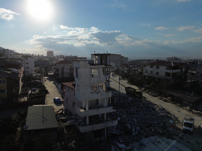 Hatay'da bina yıkılmasına rağmen güvercin yuvaları yıkılmadı