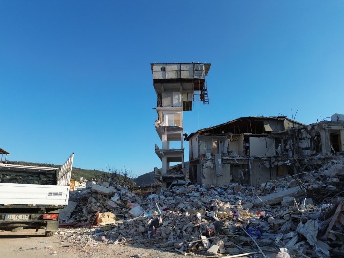 Hatay'da bina yıkılmasına rağmen güvercin yuvaları yıkılmadı