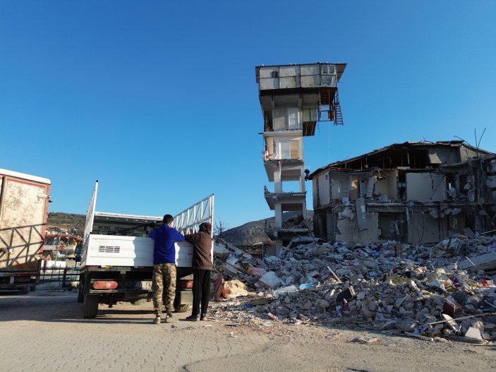 Hatay'da bina yıkılmasına rağmen güvercin yuvaları yıkılmadı