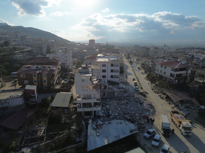 Hatay'da bina yıkılmasına rağmen güvercin yuvaları yıkılmadı