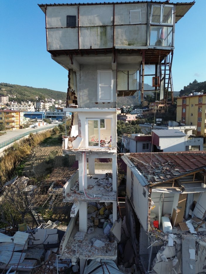 Hatay'da bina yıkılmasına rağmen güvercin yuvaları yıkılmadı