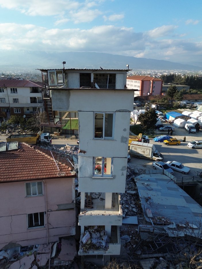 Hatay'da bina yıkılmasına rağmen güvercin yuvaları yıkılmadı