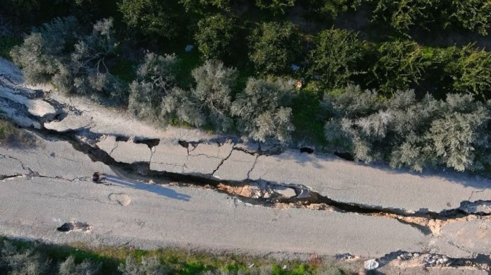 Hatay'da yarıkların oluştuğu 3 kilometrelik yol çöktü #3