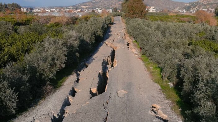 Hatay'da yarıkların oluştuğu 3 kilometrelik yol çöktü #6