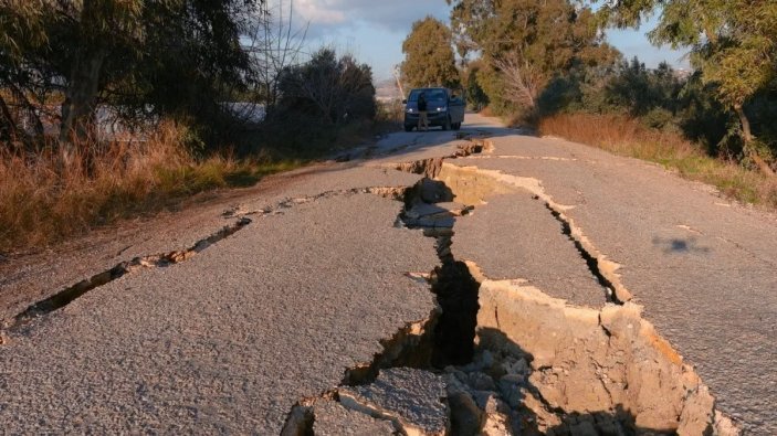 Hatay'da yarıkların oluştuğu 3 kilometrelik yol çöktü #4