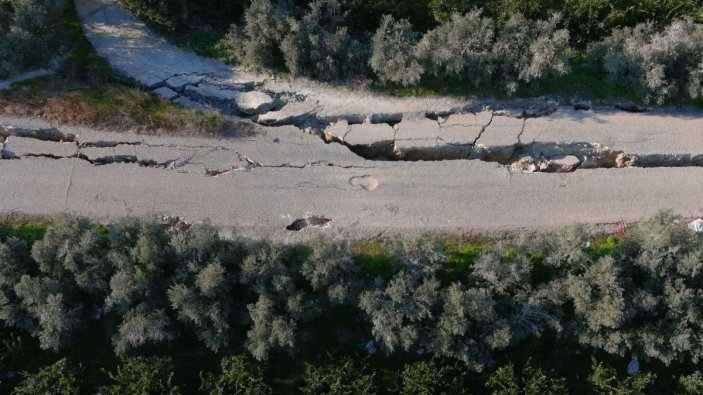 Hatay'da yarıkların oluştuğu 3 kilometrelik yol çöktü #7