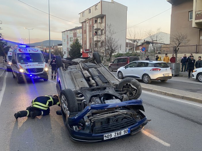 Kocaeli'de köpeğe çarpmamak için manevra yapan sürücü kaza yaptı