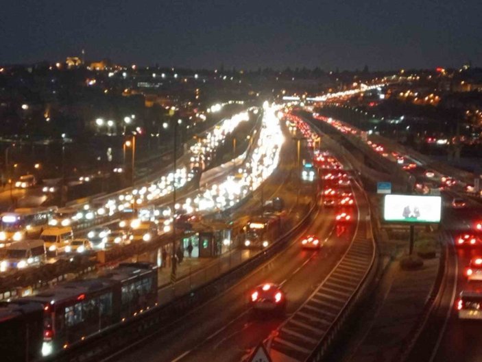 Yarıyıl tatilinin bitmesiyle birlikte İstanbul’da trafik yoğunluğu oluştu #3