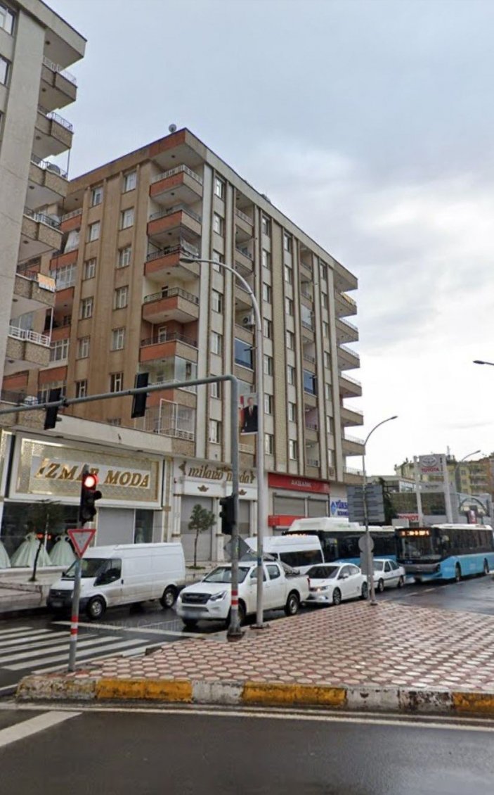 Diyarbakır'da Serin-2 Apartmanı'nın yıkılma anı