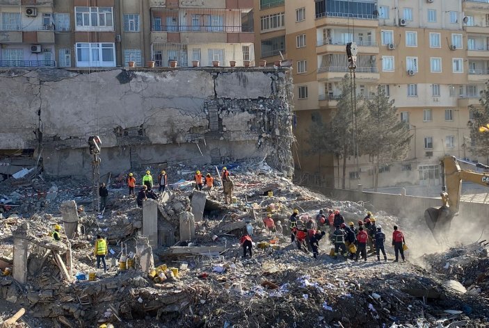 Diyarbakır'da Serin-2 Apartmanı'nın yıkılma anı