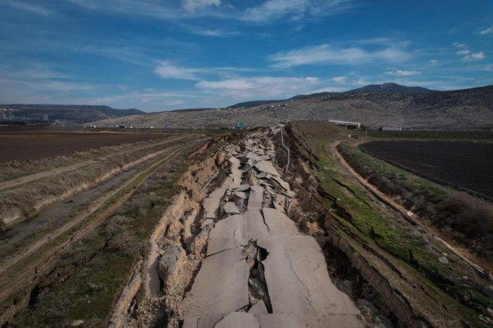 Kahramanmaraş'ta deprem nedeniyle ikiye bölünen havadan görüntülendi