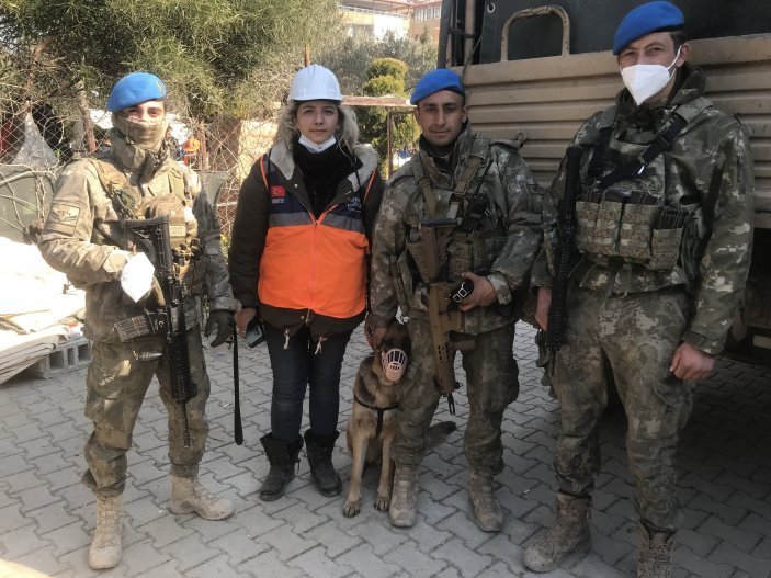 Hatay'da kurtarılan köpeği askerler sahiplendi