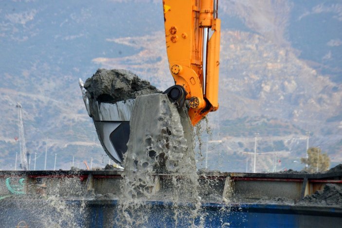 İskenderun'da balıkçı barınağı yardım gemileri için derinleştiriliyor #3