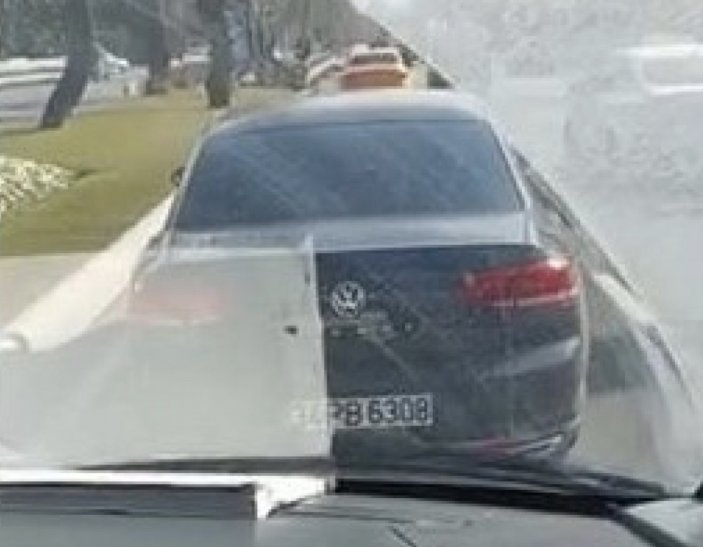 İstanbul'da sirenleri çalan ambulansa yol vermedi