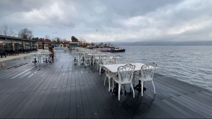 Sakarya'da göl kenarında kahvaltı yapanlar şiddetli rüzgarın mağduru oldu