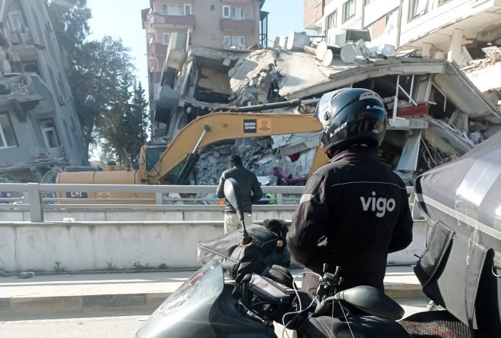 deprem bölgesinde moto kuryeler gönüllü olarak hizmet veriyor