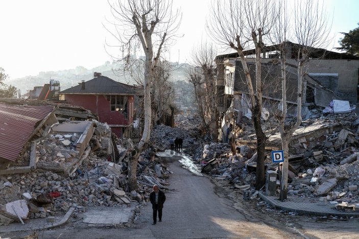 Kahramanmaraş'ın ara sokakları moloz yığınlarına teslim