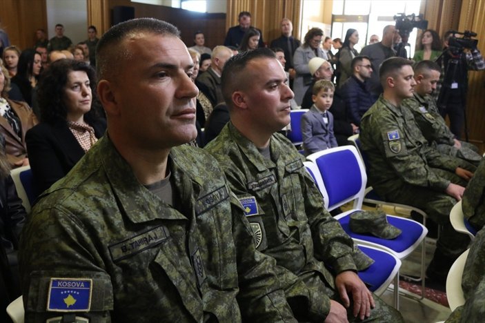 Türkiye'ye yardıma gelen Kosova askerlerine madalya