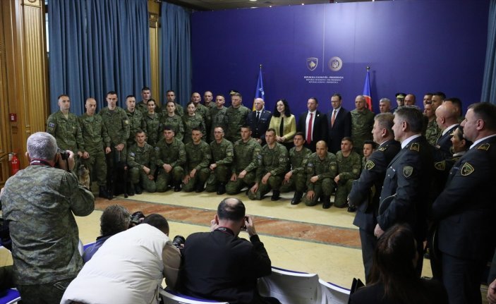 Türkiye'ye yardıma gelen Kosova askerlerine madalya