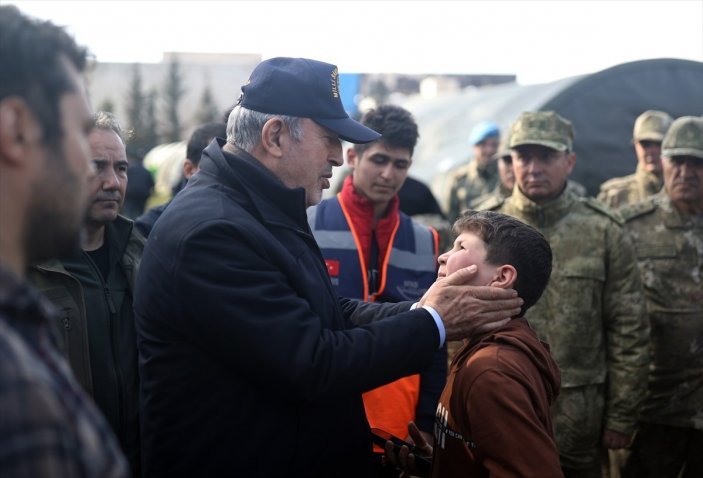 Milli Savunma Bakanı Hulusi Akar, deprem bölgesi Hatay'da incelemelerde bulundu