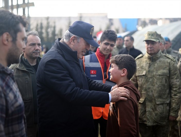 Milli Savunma Bakanı Hulusi Akar, deprem bölgesi Hatay'da incelemelerde bulundu