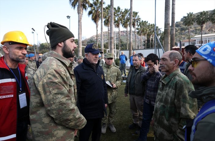 Milli Savunma Bakanı Hulusi Akar, deprem bölgesi Hatay'da incelemelerde bulundu