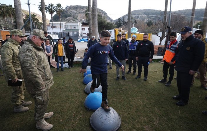 Milli Savunma Bakanı Hulusi Akar, deprem bölgesi Hatay'da incelemelerde bulundu