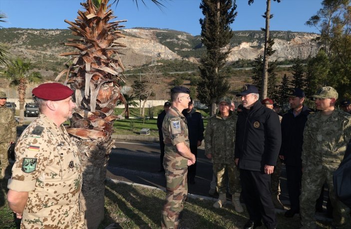 Milli Savunma Bakanı Hulusi Akar, deprem bölgesi Hatay'da incelemelerde bulundu