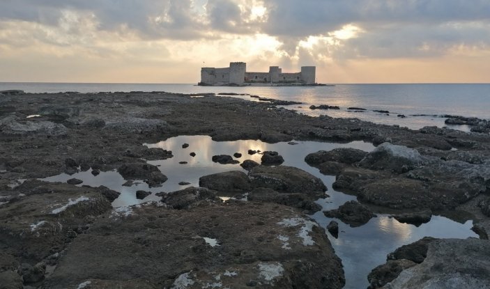 Kızkalesi'nde deniz suyu yaklaşık 100 metre çekildi