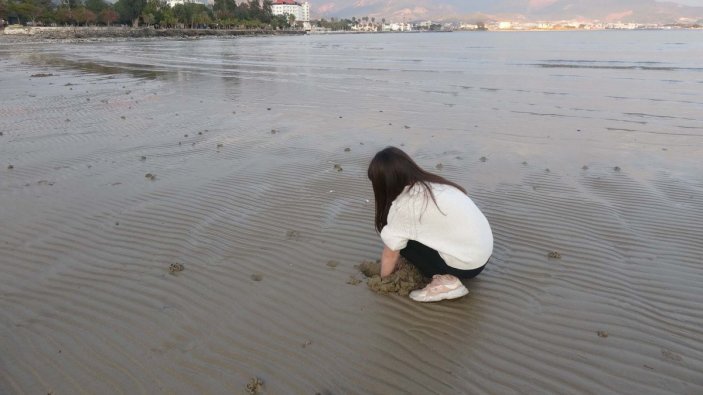 Kızkalesi'nde deniz suyu yaklaşık 100 metre çekildi