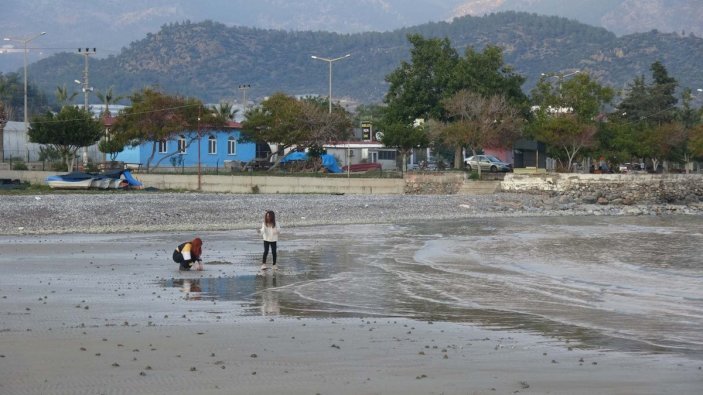 Kızkalesi'nde deniz suyu yaklaşık 100 metre çekildi