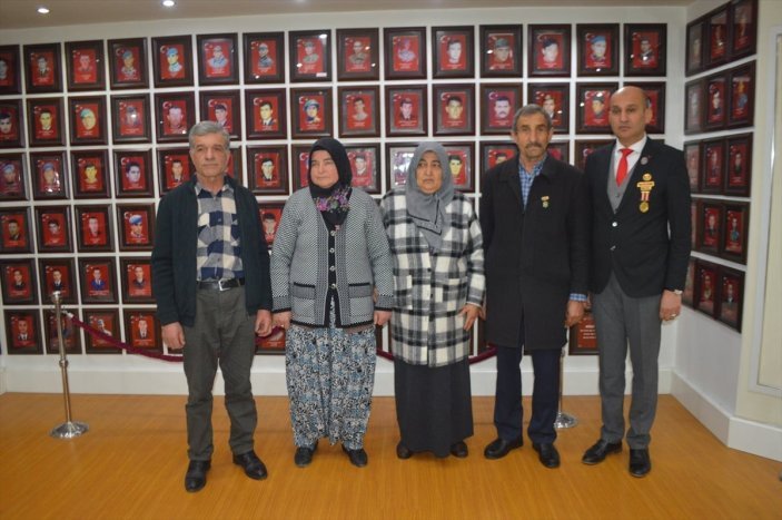 Depremzede şehit annesi oğluyla şehit olan askerin annesiyle Afyonkarahisar'da bir araya geldi