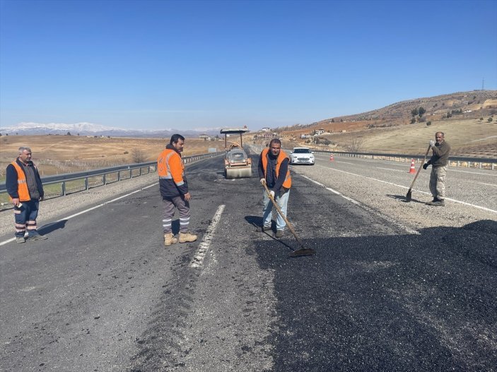 Kahramanmaraş'ta depremde hasar gören kara yolları onarılıyor