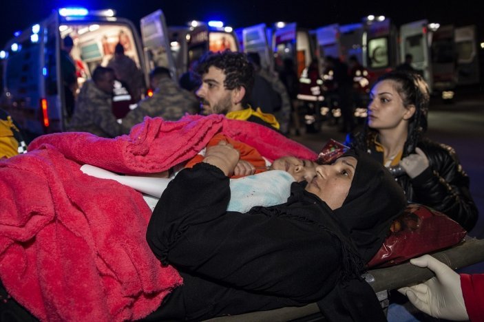 İstanbul'a deprem bölgesinden getirilen 1233 yaralının tedavisi sürüyor