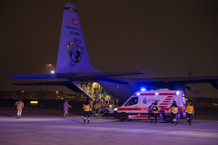 İstanbul'a deprem bölgesinden getirilen 1233 yaralının tedavisi sürüyor