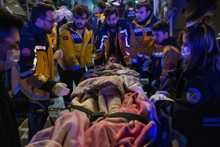 İstanbul'a deprem bölgesinden getirilen 1233 yaralının tedavisi sürüyor