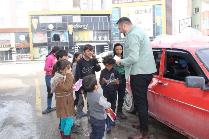 Ordu'da gördüğü rüyadan etkilenerek deprem bölgesine oyuncak dağıttı