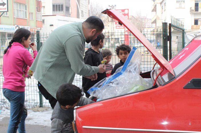 Ordu'da gördüğü rüyadan etkilenerek deprem bölgesine oyuncak dağıttı