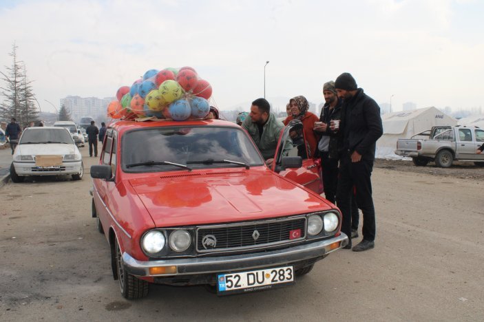 Ordu'da gördüğü rüyadan etkilenerek deprem bölgesine oyuncak dağıttı