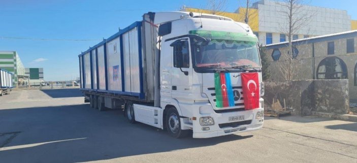 Dost ve kardeş ülke Azerbaycan'dan deprem bölgesine konteyner sevkiyatı sürüyor