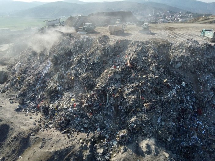 Kahramanmaraş'ta yıkılan binalardan toplanan enkaz dağ gibi yükseliyor