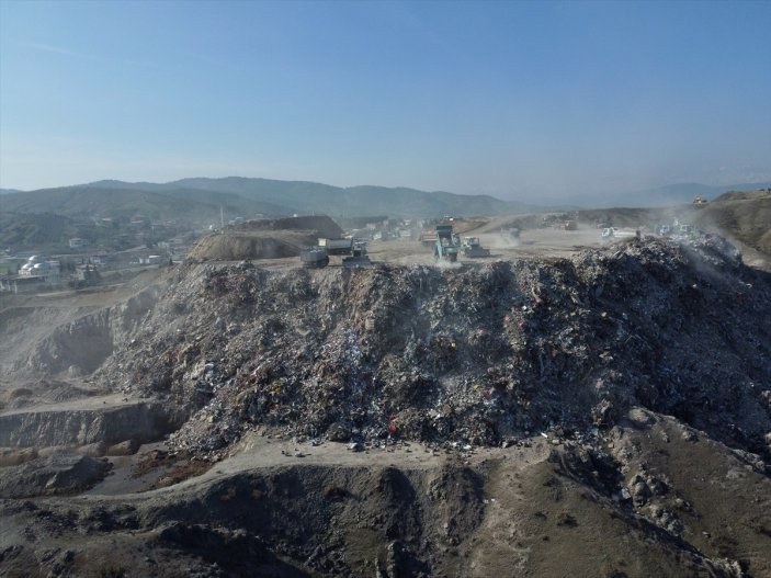 Kahramanmaraş'ta yıkılan binalardan toplanan enkaz dağ gibi yükseliyor