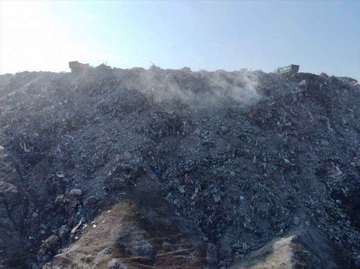 Kahramanmaraş'ta yıkılan binalardan toplanan enkaz dağ gibi yükseliyor