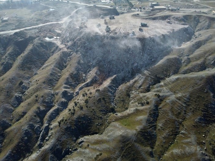 Kahramanmaraş'ta yıkılan binalardan toplanan enkaz dağ gibi yükseliyor