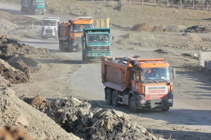 Kahramanmaraş'ta yıkılan binalardan toplanan enkaz dağ gibi yükseliyor