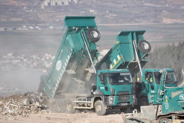 Kahramanmaraş'ta yıkılan binalardan toplanan enkaz dağ gibi yükseliyor