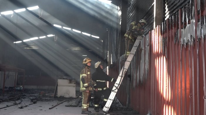 Bursa'daki metal fabrikasında yangın paniği! 3 imalathane küle döndü