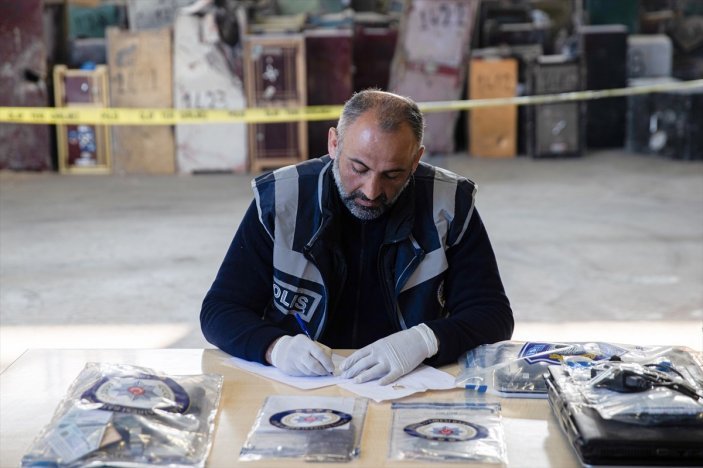 Hatay'da enkazdan çıkarılan elektronik eşyalar korumaya alındı