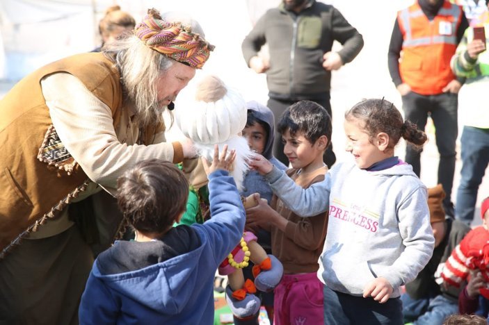 AFAD, deprem bölgelerindeki çocukların yüzünü güldürdü